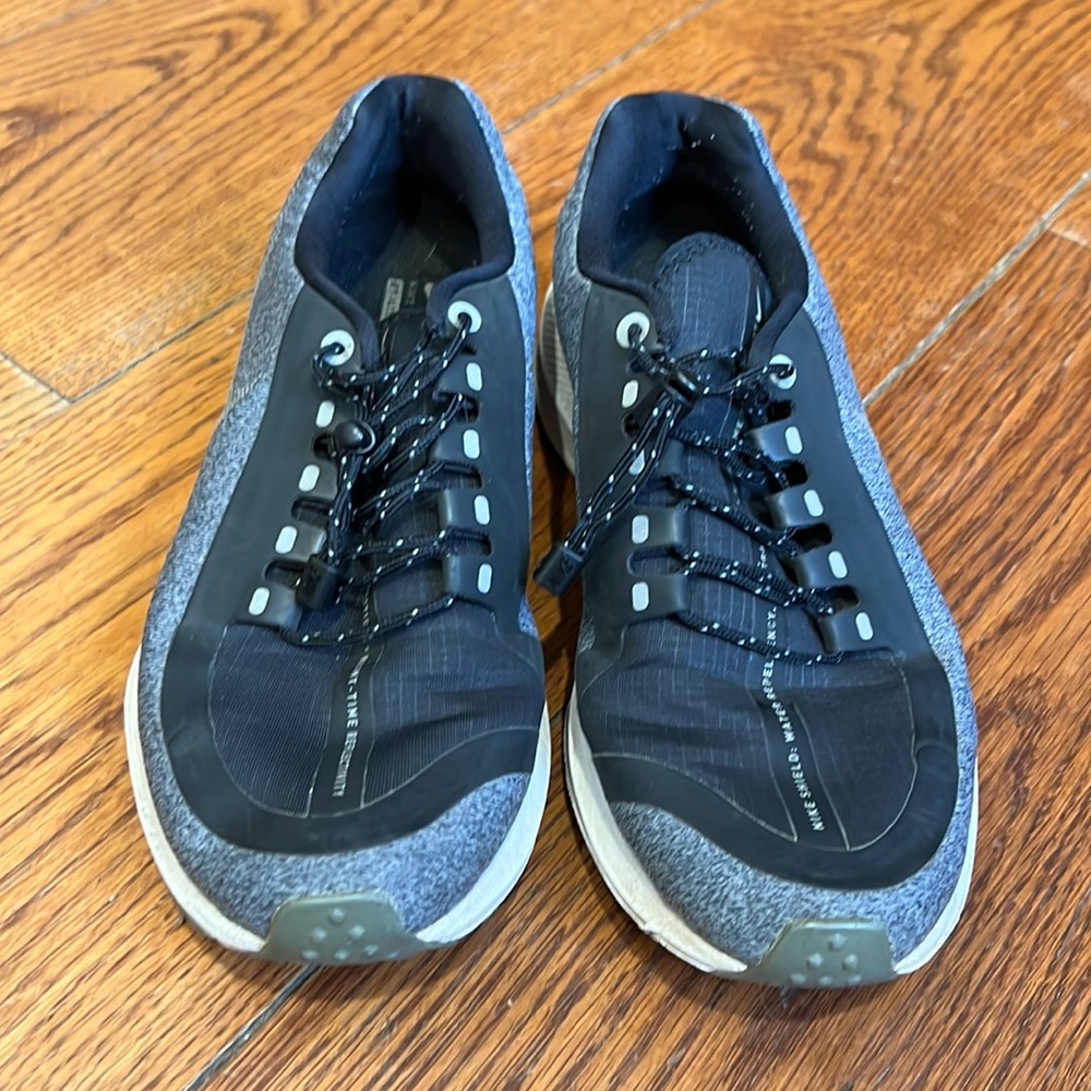 Nike Woman’s Shield Run Sneaker- Size 6
